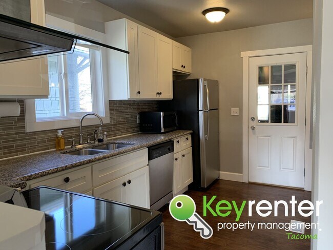 Building Photo - Centrally Located 3Bed/1.5Bath Tacoma Home!
