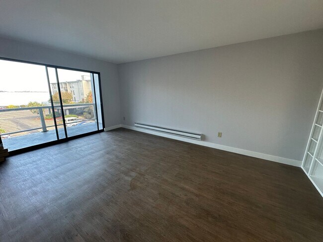 Building Photo - Two Bedroom Condo Available in Emeryville in Watergate Complex!! ALL BRAND NEW!!
