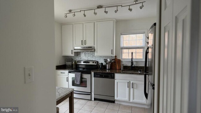 Building Photo - 16031 Dorset Rd