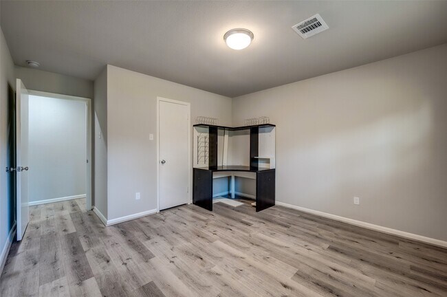 Building Photo - 5451 Loch Lomond Dr