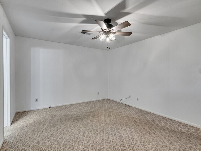 Building Photo - 418 Oakhill Dr