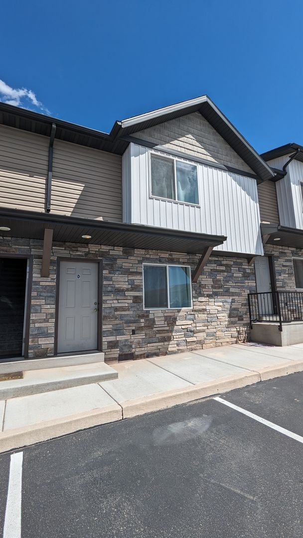 Primary Photo - Beautiful 3 Bedroom Townhome in Cedar City...
