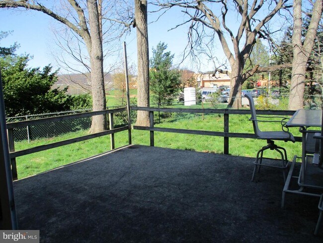 Building Photo - 525 Grant Ave