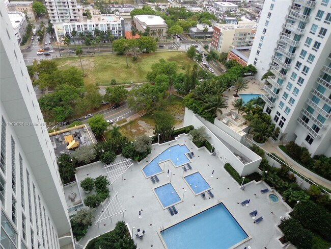 Building Photo - 1800 N Bayshore Dr
