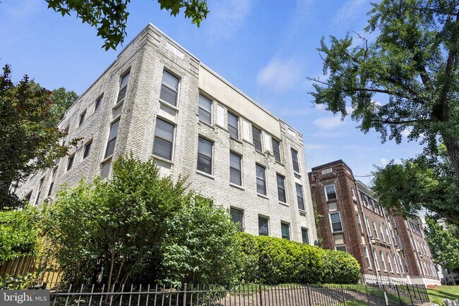 Building Photo - 1437 Spring Rd NW