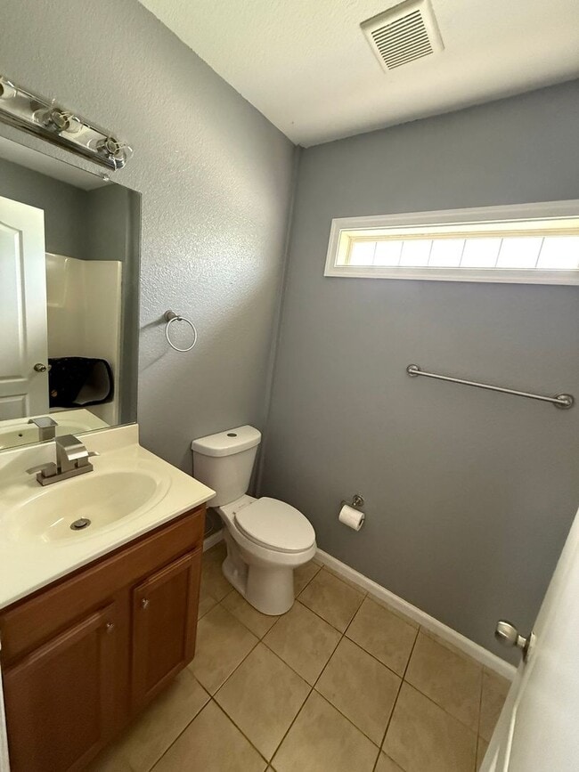 Building Photo - 4 bedroom 3 baths single family house clos...