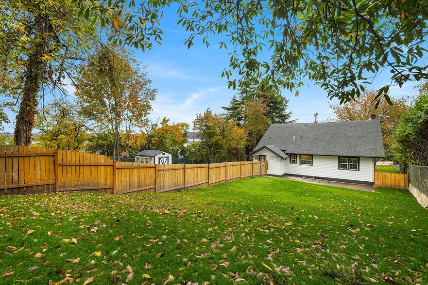 Building Photo - 10425 Des Moines Memorial Dr S