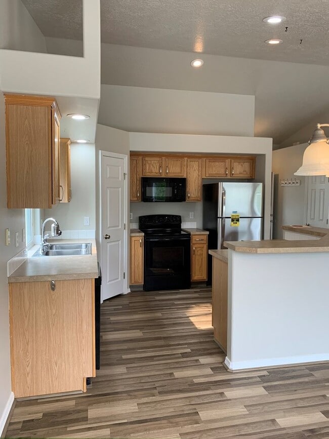 Building Photo - Great 3 bed 2 bath home in a the quiet Rai...
