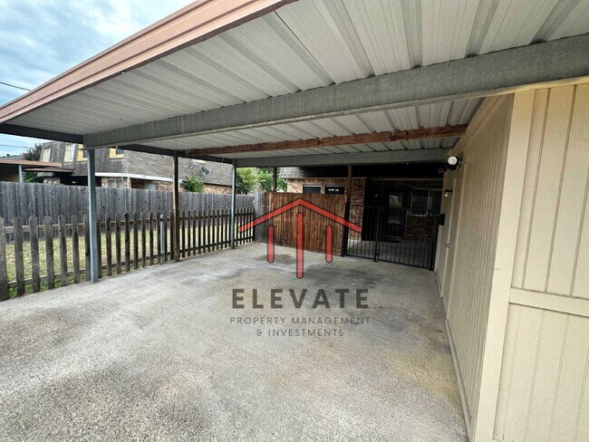 Building Photo - 1305 Lovell Dr