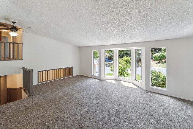 Building Photo - Beautiful Single Family Home Located In In...
