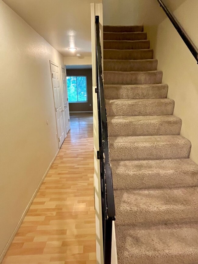 Building Photo - Spacious 2-story 2bedroom + 2.5 bath townh...
