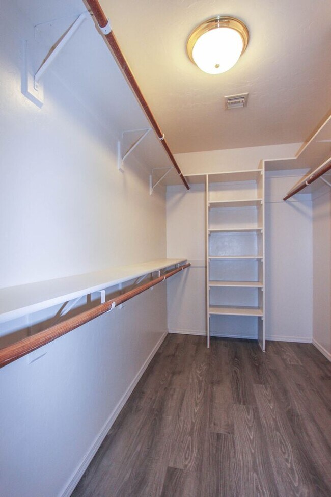 Building Photo - 4531 N Spring Dr