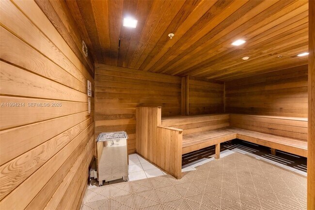 Building Photo - 2500 Parkview Dr