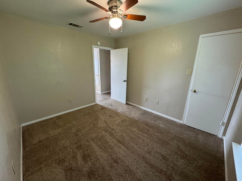 Building Photo - 1708 Benttree Dr