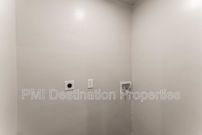Building Photo - 719 5th St