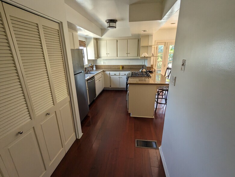 Kitchen - 2090 E Mountain St
