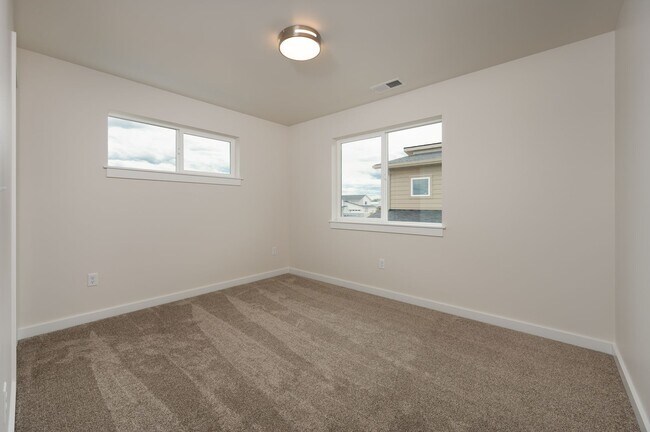 Building Photo - Stunning 4 bed, 3 bath - Corner Lot