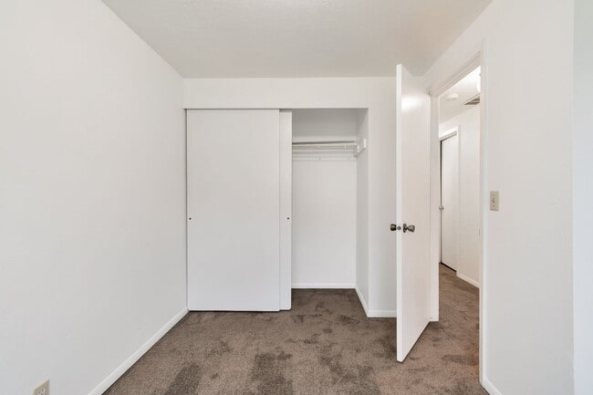 Building Photo - Spacious West Valley Duplex