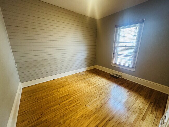 Building Photo - Charming 4-Bed Home with Granite Touches & Hardwood Elegance in Minneapolis!