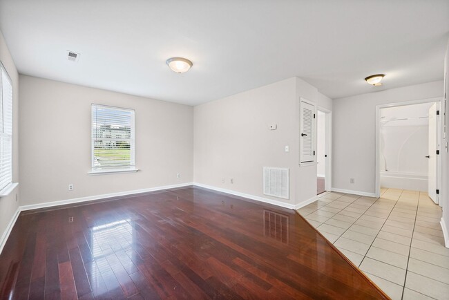 Building Photo - Minutes from Downtown Nashville!