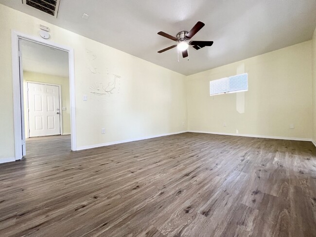 Building Photo - Spacious 1 bedroom 1 bath w/ bonus room an...