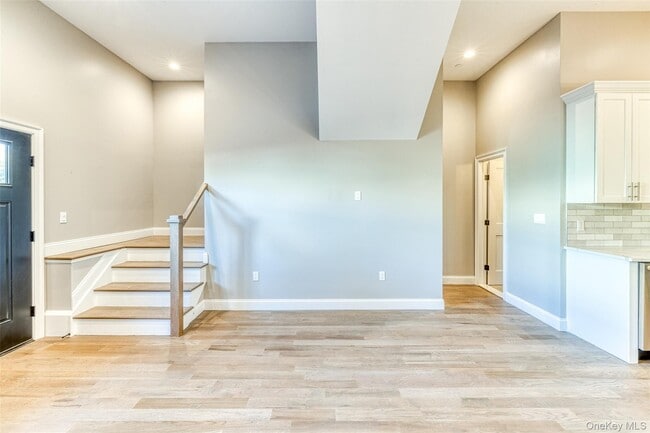 Building Photo - 78 Roslyn Rd