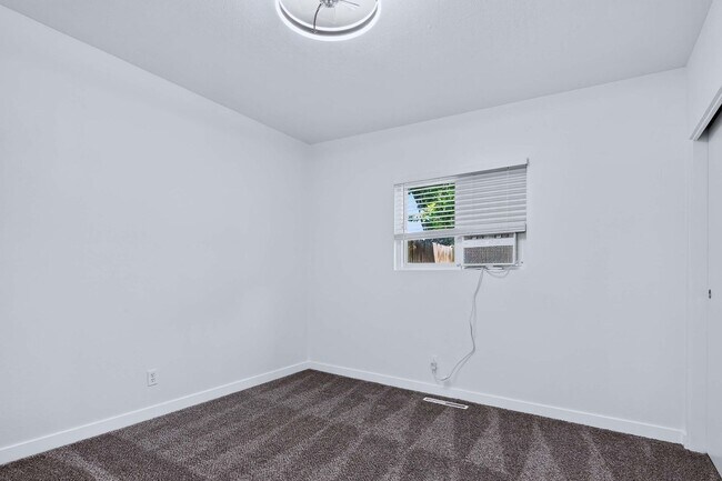 Building Photo - 2bd, 1b Cozy Home awaits in Boise Bench!