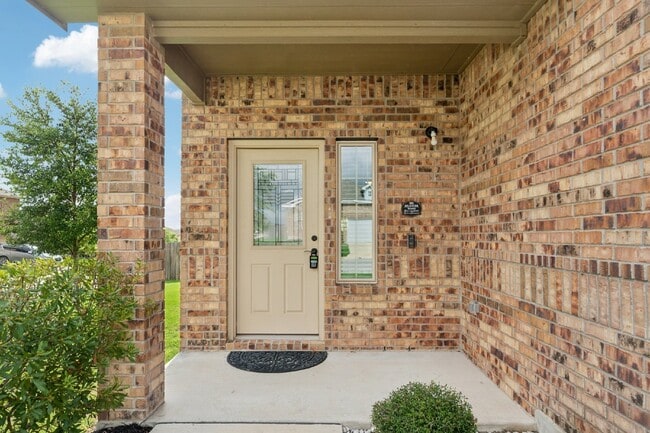 Building Photo - Price Improvement! This 4 bed, 2.5 bath ho...