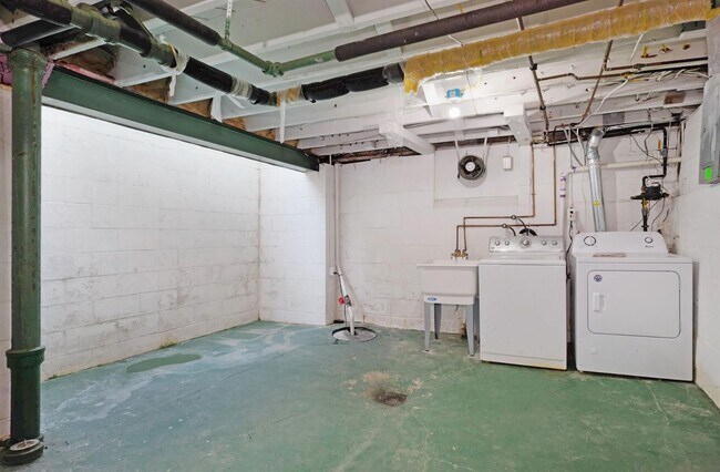 Building Photo - 2065 Chalmers Dr