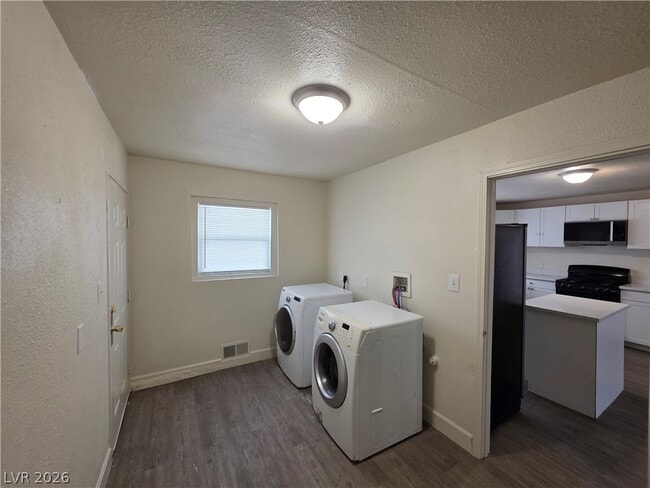 Building Photo - 1590 Mustang Dr