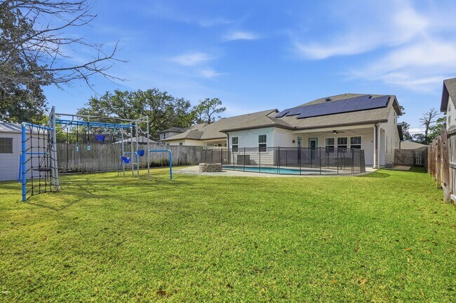 Building Photo - Stunning 4 Bedroom Home with Solar Energy & Private Pool!