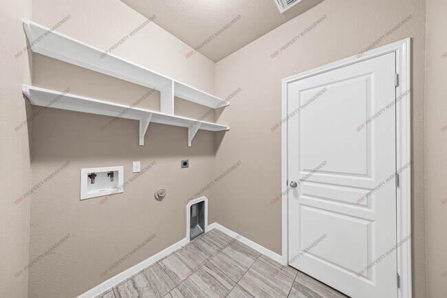 Building Photo - 3 Bedroom- 2 Bathroom in Hills of Westwood