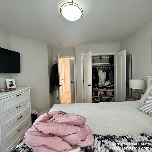 Building Photo - 329 W 4th St