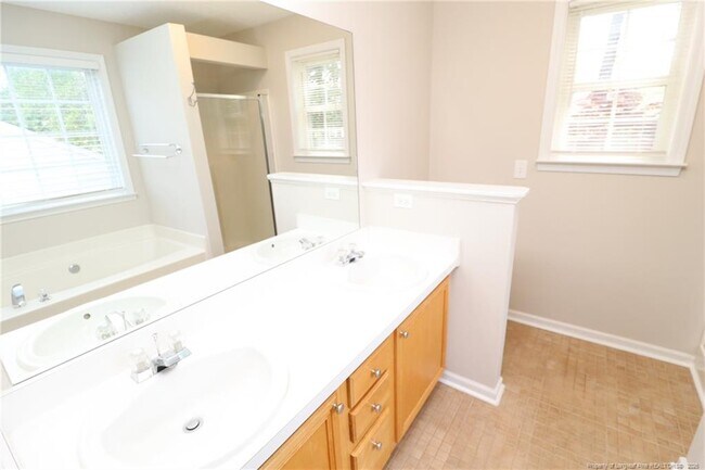 Building Photo - 305 Firefly Rd