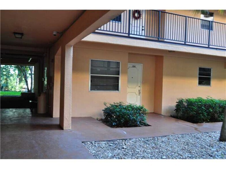 Building Photo - 430 Commodore Dr