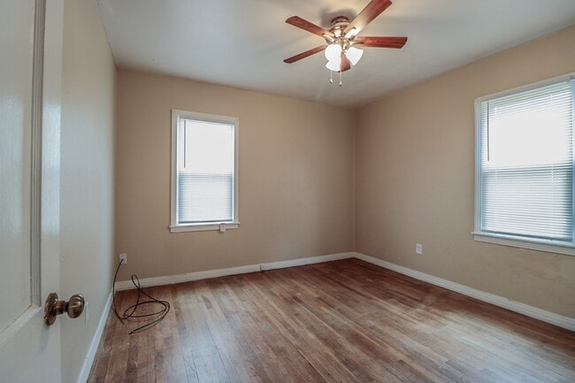 Building Photo - Cute 3/2 Central Lubbock close to University