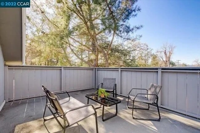 Building Photo - Spacious Single Family Home