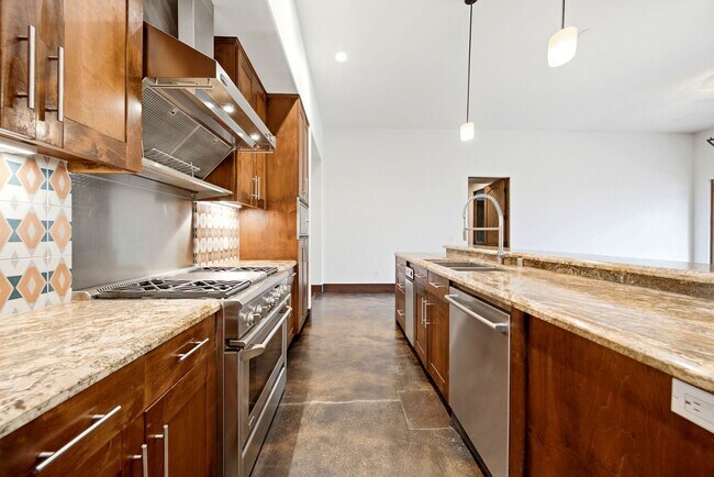 Building Photo - 825 Gonzales St