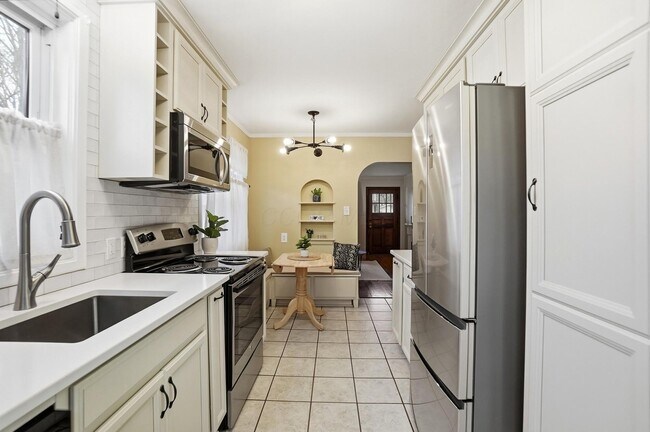 Building Photo - 2695 Bellwood Ave