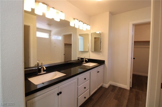 Building Photo - 301 Laguna Glen Dr