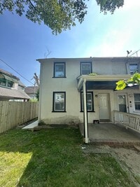 Building Photo - Beautiful renovated 3 bedroom townhome