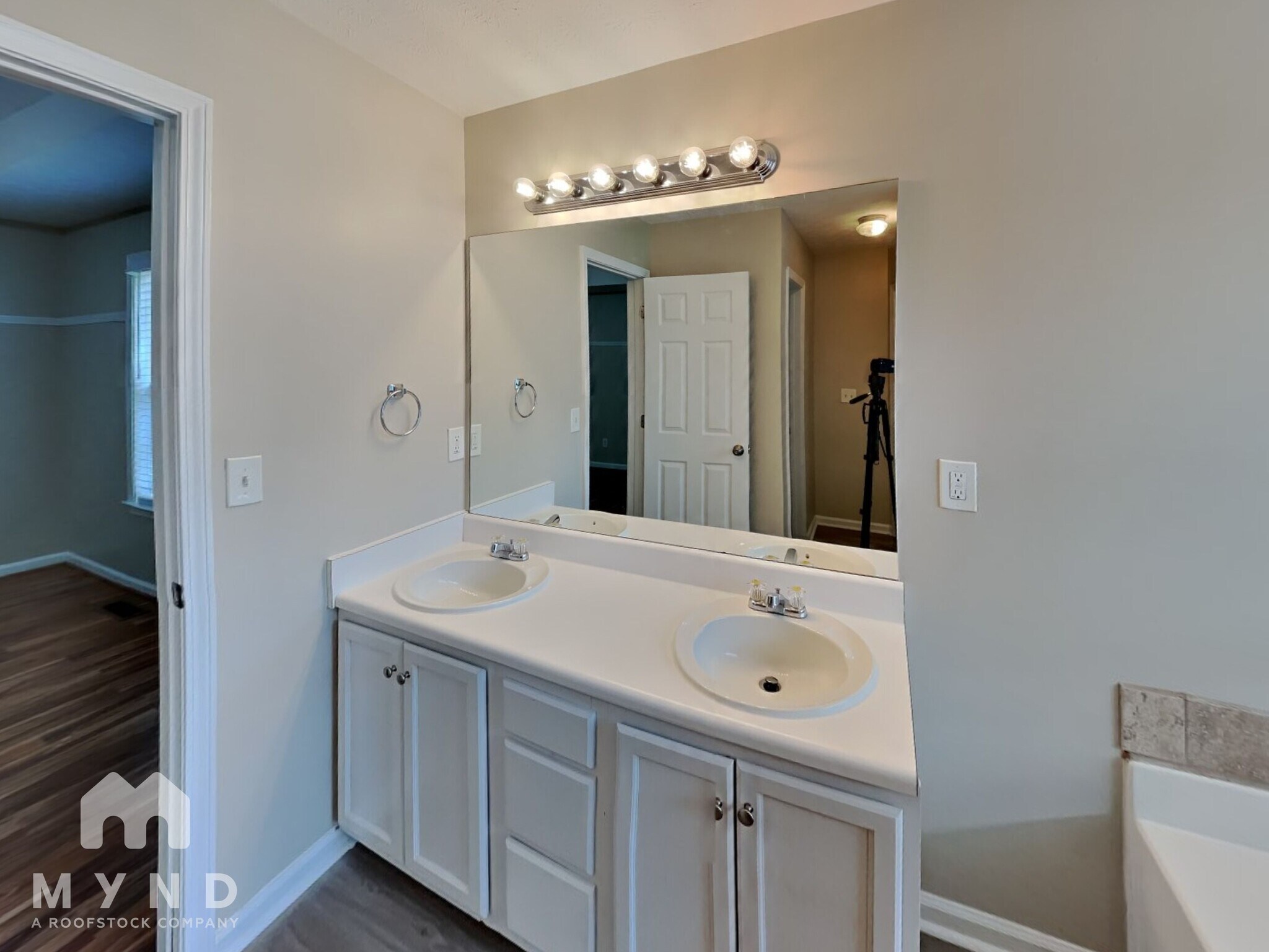 Building Photo - 495 Princeton Dr