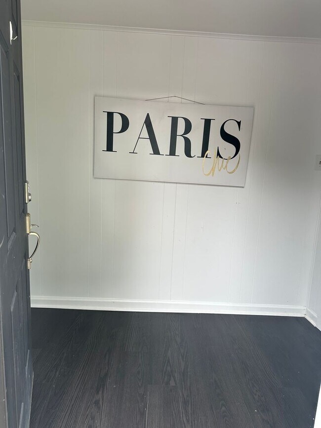 Building Photo - Nice 2 Bedroom 1 Bath Apartment above a salon. 1 Level