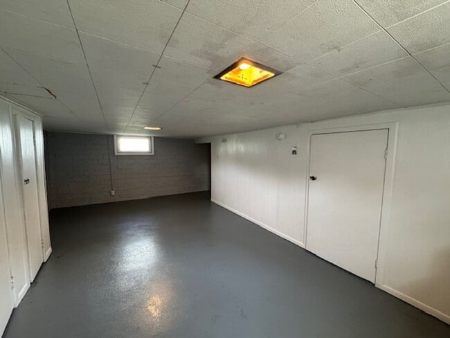 Building Photo - 3 Bedroom House