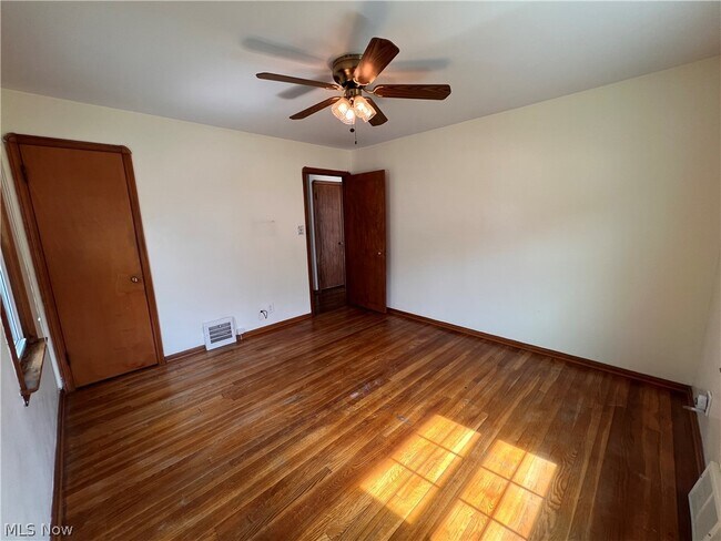 Building Photo - 3006 Torrington Ave