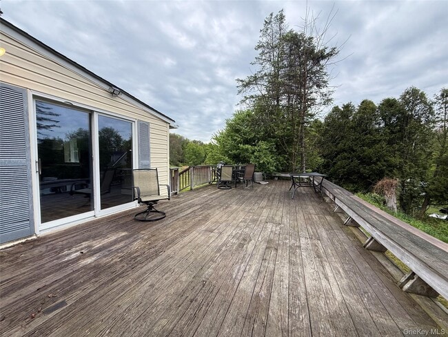 Building Photo - 10 Crans Rd