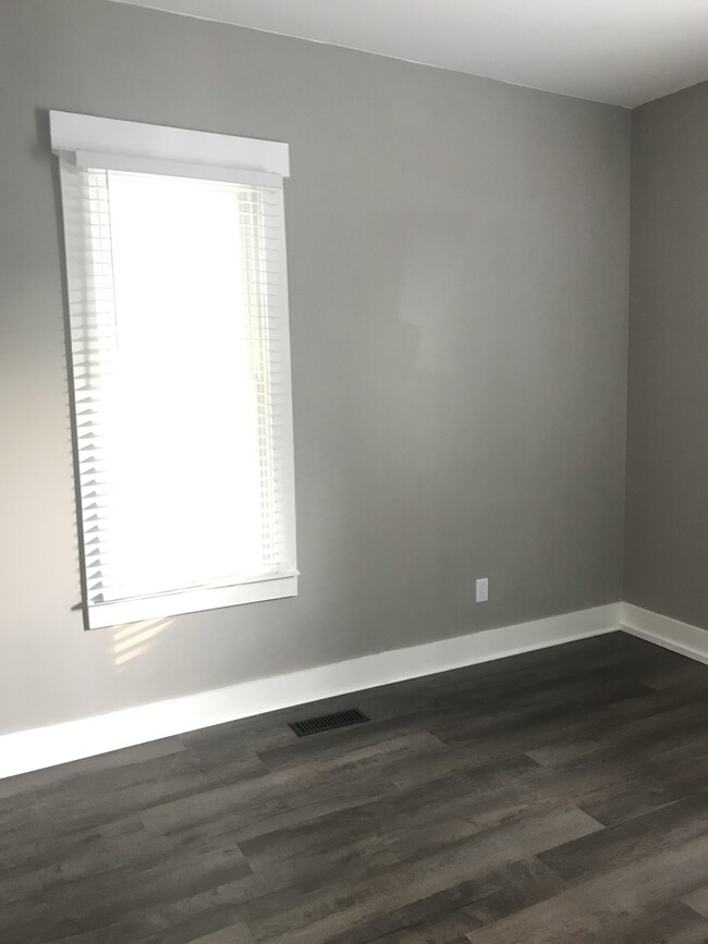 10 foot ceiling in front bedroom - 204 Spring St