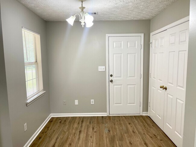 Building Photo - ONE MONTH FREEE! If you move in by Dec 1st