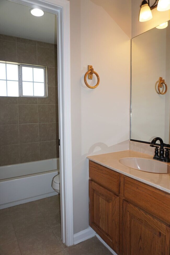 Building Photo - 3 Bed 2 Bath Home in Valley View District