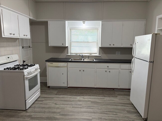 Building Photo - 3204 Holdrege St